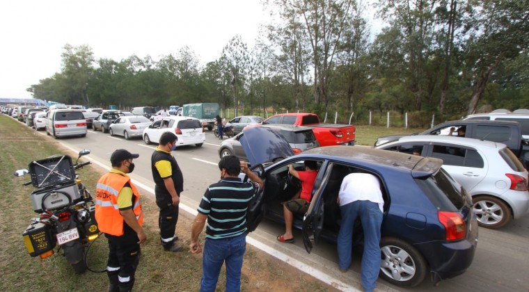 Ex Aratiri: ruegan a automovilistas a no tapar garajes y no adelantarse en la fila