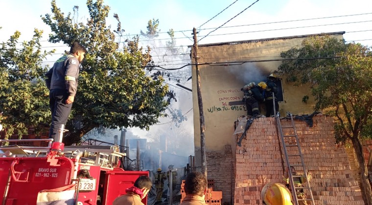 Carpintería en Ñemby fue consumida por completo por las llamas