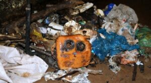 Extraen gran cantidad de basura tras limpieza de pozos de Viñas Cué