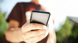 Uso continuo de dispositivos causan ojos secos, enrojecimiento y fatiga ocular