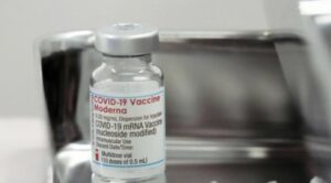 Suspenden en Japón nuevos lotes de vacunas anticovid de Moderna