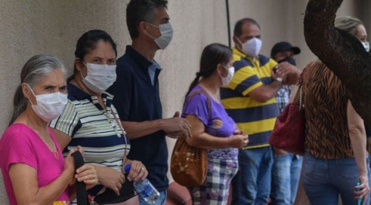 Brasil anuncia refuerzo de vacuna anticovid para grupos de riesgo