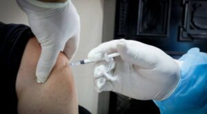 El 70 % de la población de Uruguay ya recibió las dos dosis de la vacuna