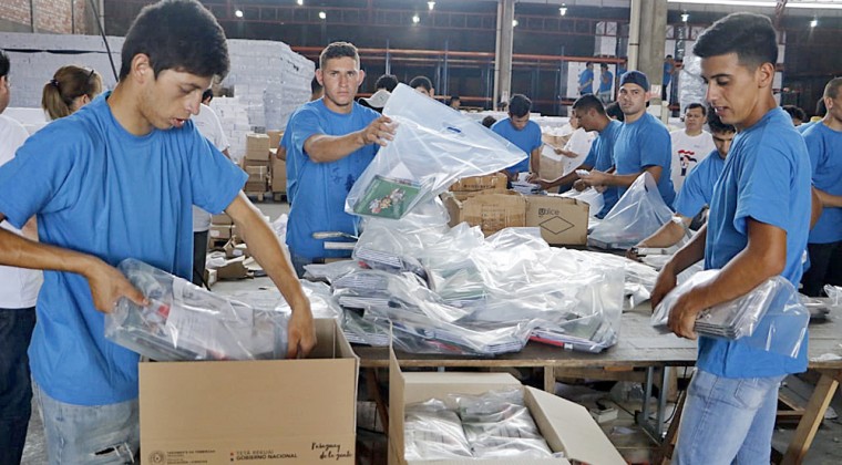 Alumnos hacen “prueba de calidad” a útiles escolares