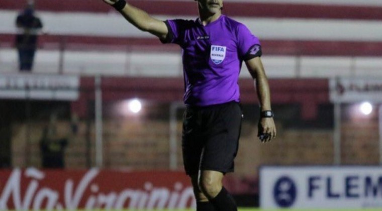 Paranaense y Liga de Quito serán arbitrados por Eber Aquino