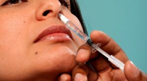 Nueva vacuna intranasal crea anticuerpos para el VIH y el Covid-19