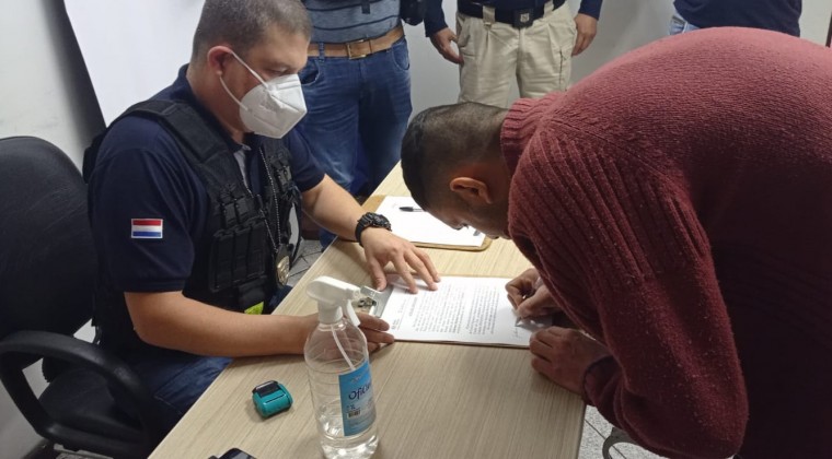 Migraciones expulsó del país a un ciudadano brasileño