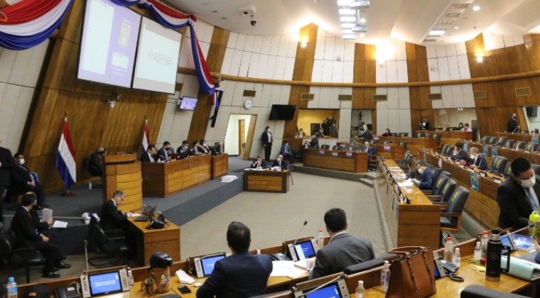 Aprueban proyecto que insta a retirar placas de homenaje a Stroessner