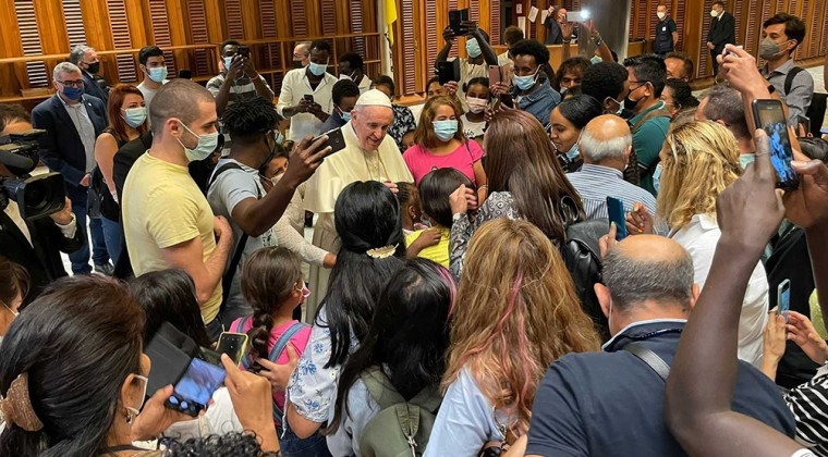 Papa Francisco recibió a refugiados recién llegados de Afganistán