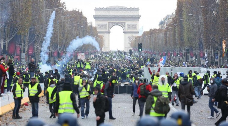 Miles de personas vuelven a protestar en Francia contra el pasaporte sanitario