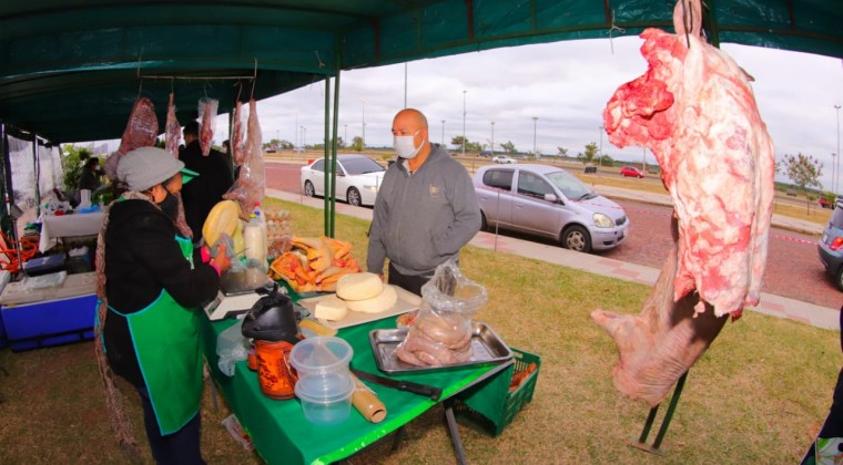 Variedad de productos en feria granjera de la Costanera