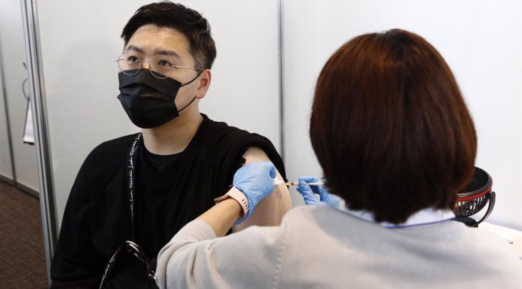Identifican restos de acero en vacunas importadas de España que bloqueó Japón