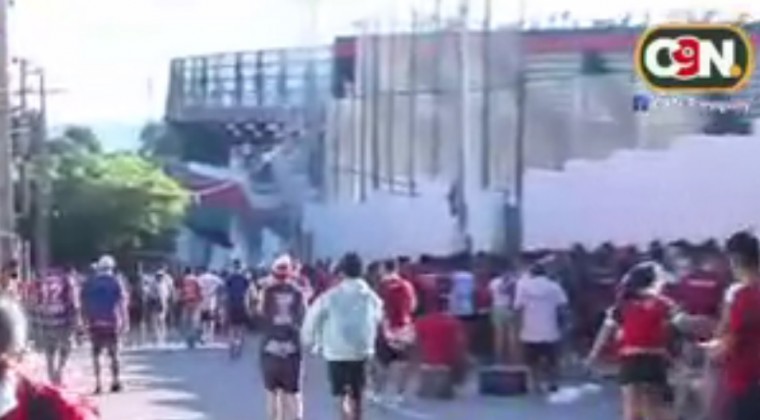 Aglomeración, demoras y corridas en la previa al Superclásico