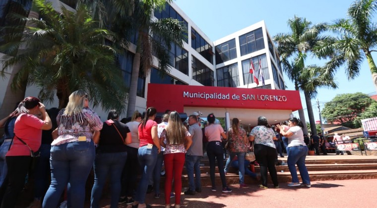 Funcionarios de la muni de San Lorenzo siguen en pie de guerra y exigen cobrar sus salarios