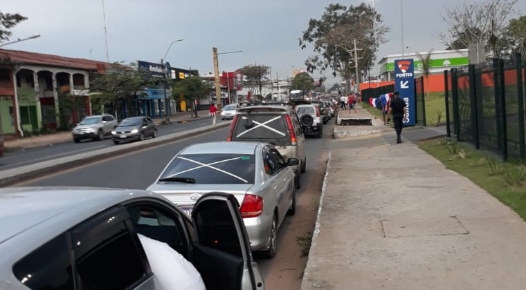 Conductores de plataformas realizan marcha en contra de la suba del combustible