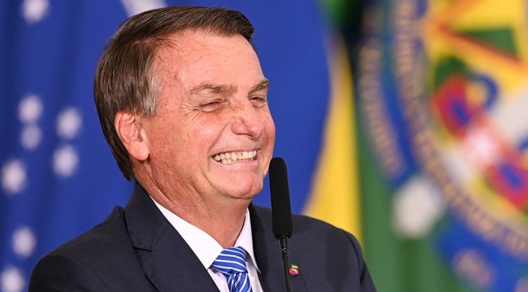 Bolsonaro es señalado de misoginia por vetar distribución gratuita de toallas higiénicas