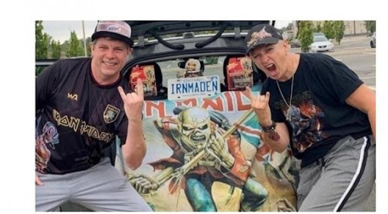 Padres piden remover a directora de una escuela en Canadá por ser fan de Iron Maiden