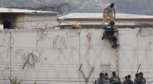 Diez reclusos muertos por enfrentamiento en cárcel de Ecuador