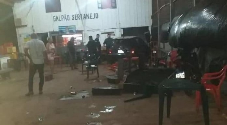 Imputan y ordenan detención para conductor que huyó tras atropellar un local bailable