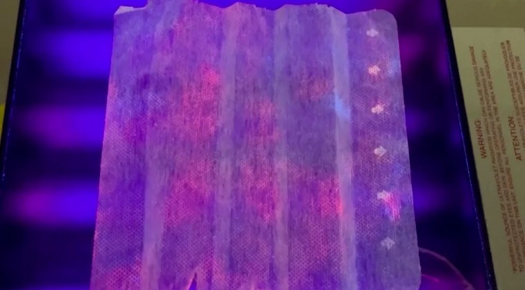 Barbijo experimental brilla en la oscuridad al detectar COVID