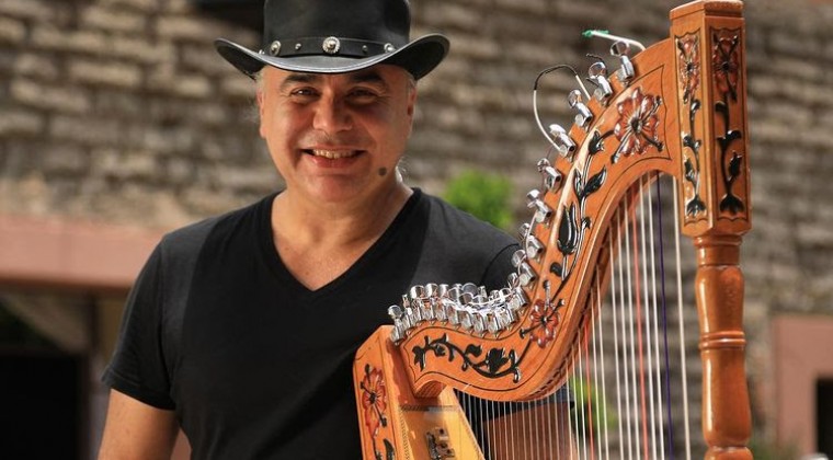 El arpista Víctor Espínola en el Primer Festival de Ykuá San Blas