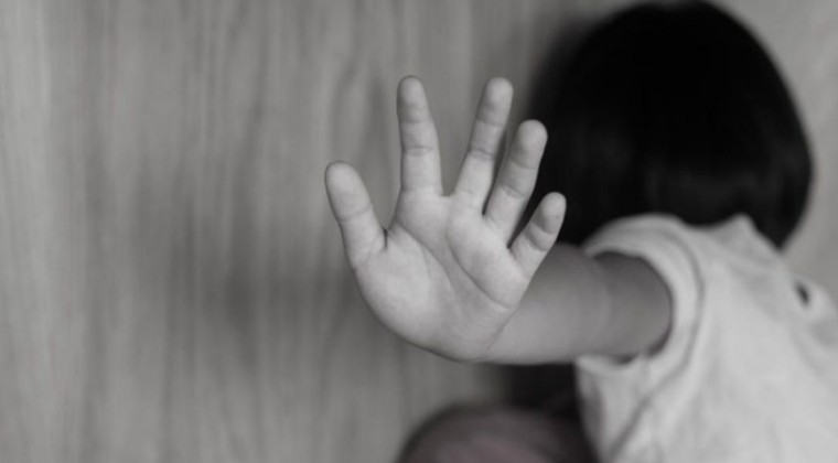 Grave denuncia: Hombre tapaba la cara de su hijastra con almohada mientras le pegaba