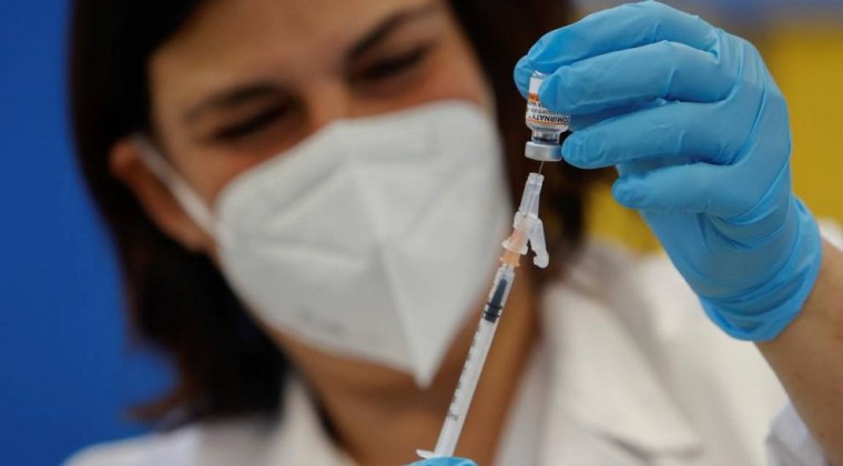 Administrar varias dosis de vacunas a corto plazo no es sostenible