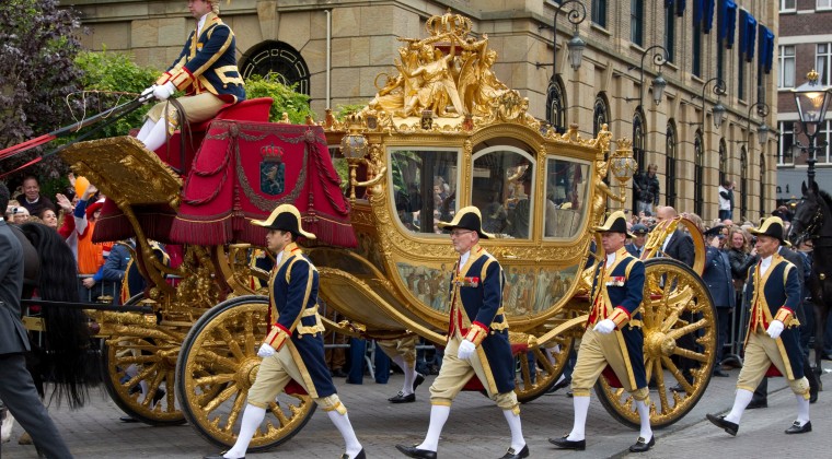 Rey de Holanda abandona su carroza dorada que glorifica la esclavitud