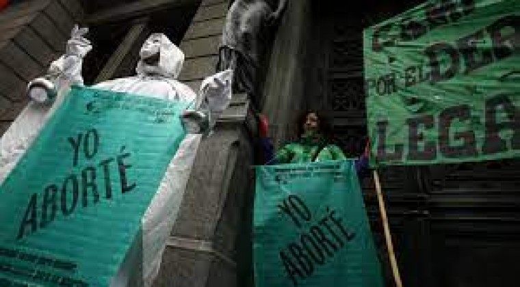 Un año después de la legalización del aborto en Argentina, el cambio es lento