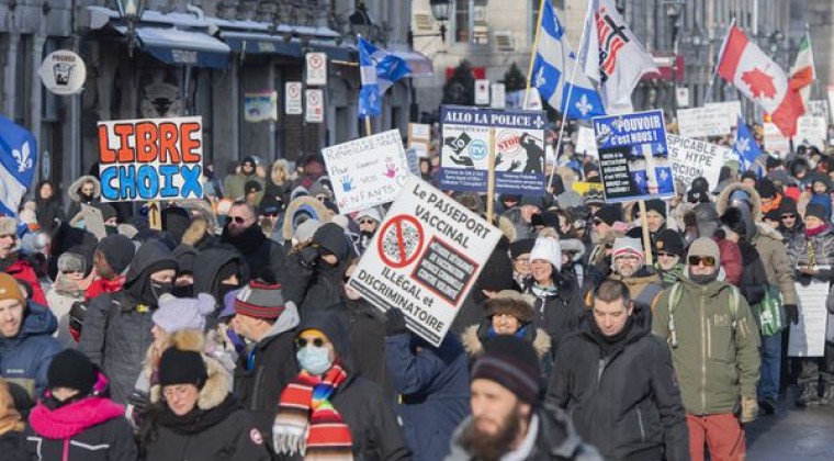 Quebec hará que no vacunados paguen impuesto de salud adicional