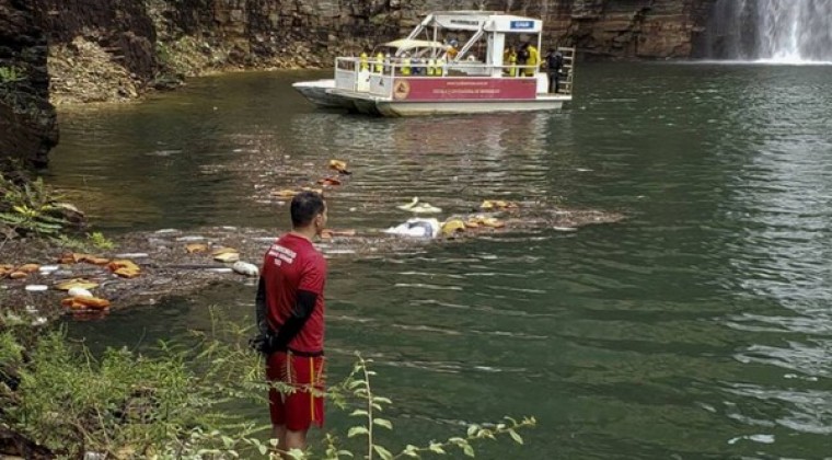 Suben a ocho los muertos por la caída de una pared rocosa sobre barcas en Brasil