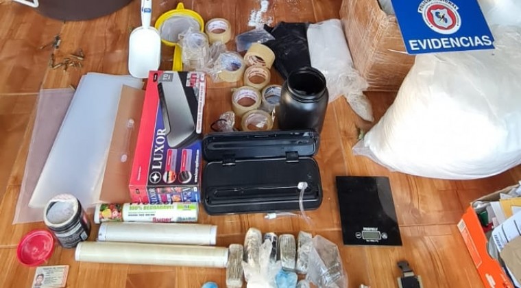 Hallan marihuana, éxtasis y otras sustancias en busca de documentos falsos