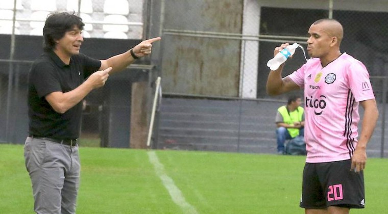 Sergio Otalvaro podría seguir en el fútbol paraguayo