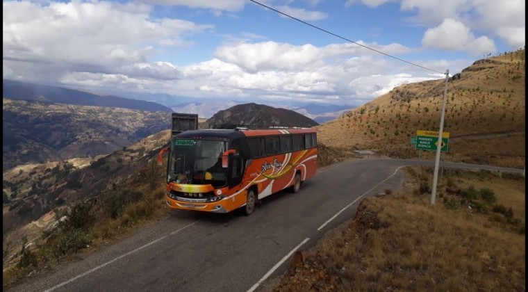 Al menos 20 muertos al caer autobús a abismo en remota ruta de Perú