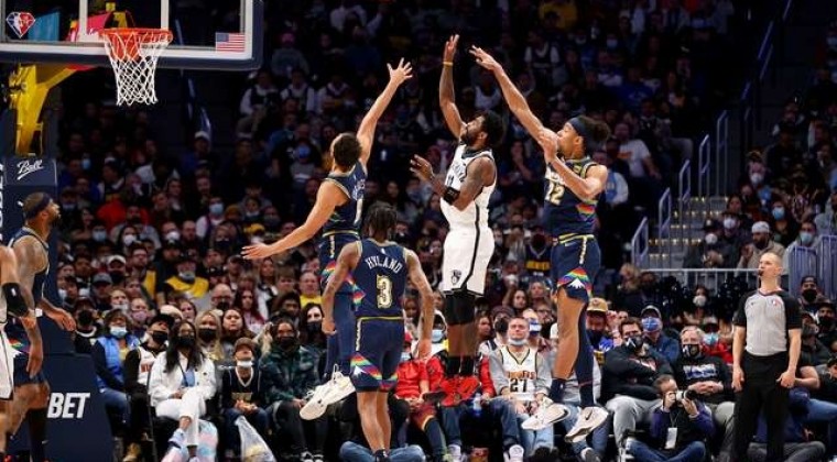 Brooklyn pierde en Denver y sigue en caída libre; Sixers baten a Bulls