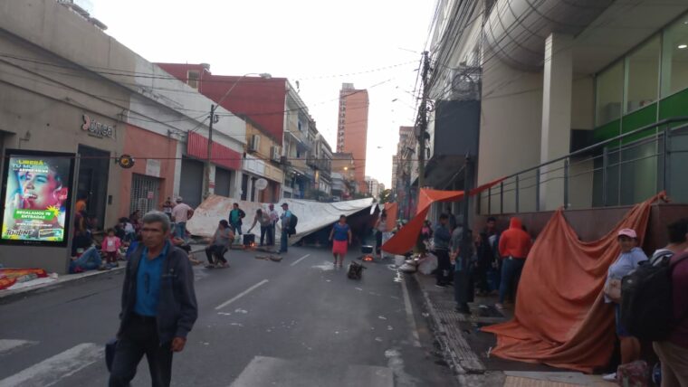 Los manifestantes se quedarán frente al MAG hasta el mediodía. Foto: CNI.