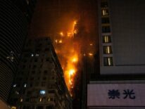 Impactante incendio de un rascacielos en construcción en Hong Kong
