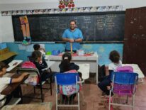 Con ingenio cautiva a alumnos, pese a enseñar “ad honorem”: profe de Concepción se vuelve viral