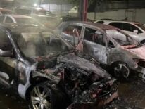 Incendio afectó a dos autos en playa de vehículos