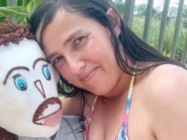 Se casó con un muñeco de trapo y afirma que está “embarazada” por segunda vez
