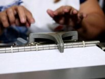 Instructivos en Braille para las elecciones son elaborados en forma artesanal