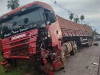 Conductor de una camioneta fallece en accidente con dos tractocamiones