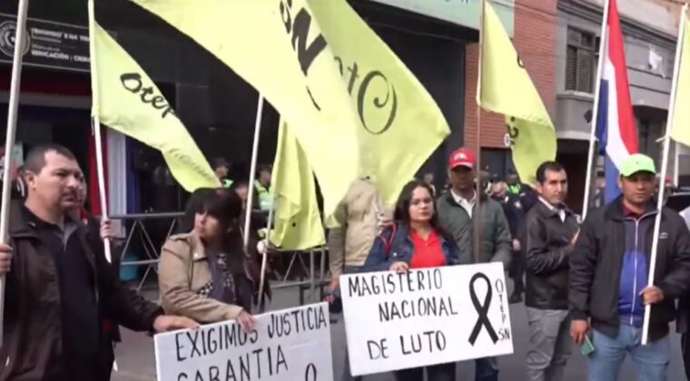 Docentes de la OTEP-SN protestan frente al MEC tras asesinato de directora Docentes de la OTEP-SN protestan frente al MEC tras asesinato de directora