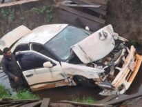 Conductor pierde control de su vehículo y cae en una cuneta