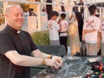 Al ritmo de tecno, “cura Dj” causa furor en el encuentro mundial de la juventud