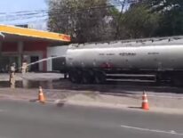 Susto tras derrame de alcohol de un camión cisterna, a metros de un surtidor