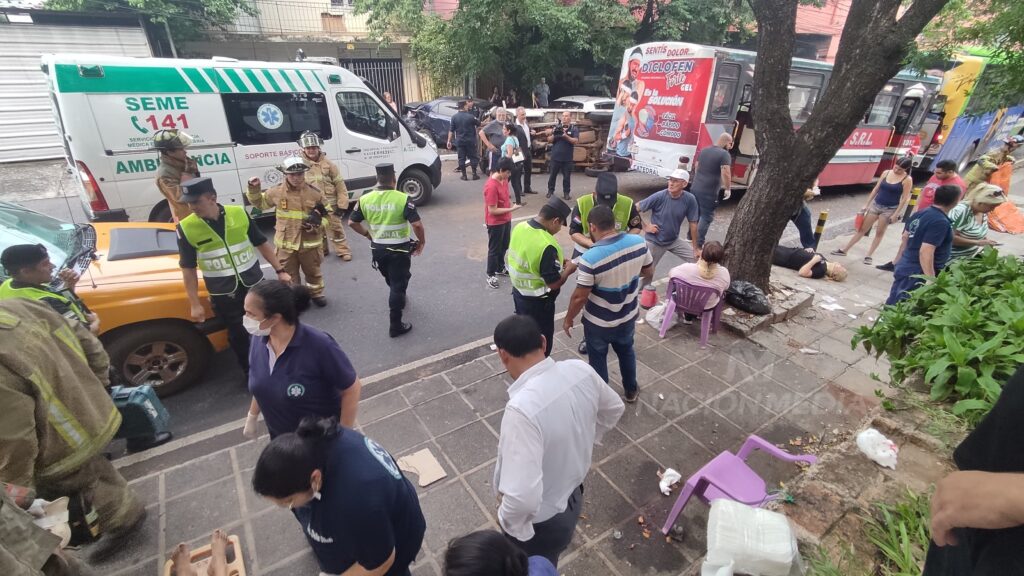Diario HOY Choque entre dos ómnibus deja múltiples heridos en el