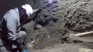 Arqueólogos hallan tumba de un prominente artesano del antiguo Perú