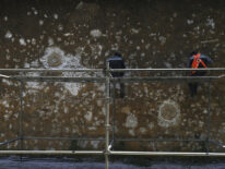Hallan restos óseos de casi 300 personas bajo una antigua tienda en Reino Unido