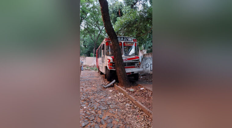 Diario HOY | Bus queda sin frenos en plena bajada y choca contra un ...